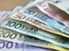 Nahaufnahme von sieben Euro-Geldscheinen von 5 bis 500 Euro liegen aufgefächert nebeneinander