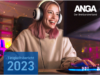 Titelblatt des Tätigkeitsberichts 2023 von ANGA Der Breitbandverband. Eine junge Frau mit weißen On-Ear-Kopfhörern lacht, während sie auf den Bildschirm schaut und die Tastatur benutzt - sie spielt offensichtlich. Leuchtlinien im Hintergrund als Symbol für die Telekommunikationsnetze.